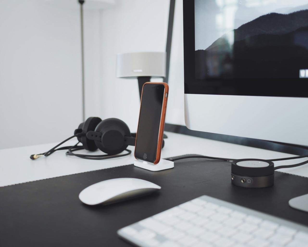 Studente che lavora su un progetto di level design con software professionale